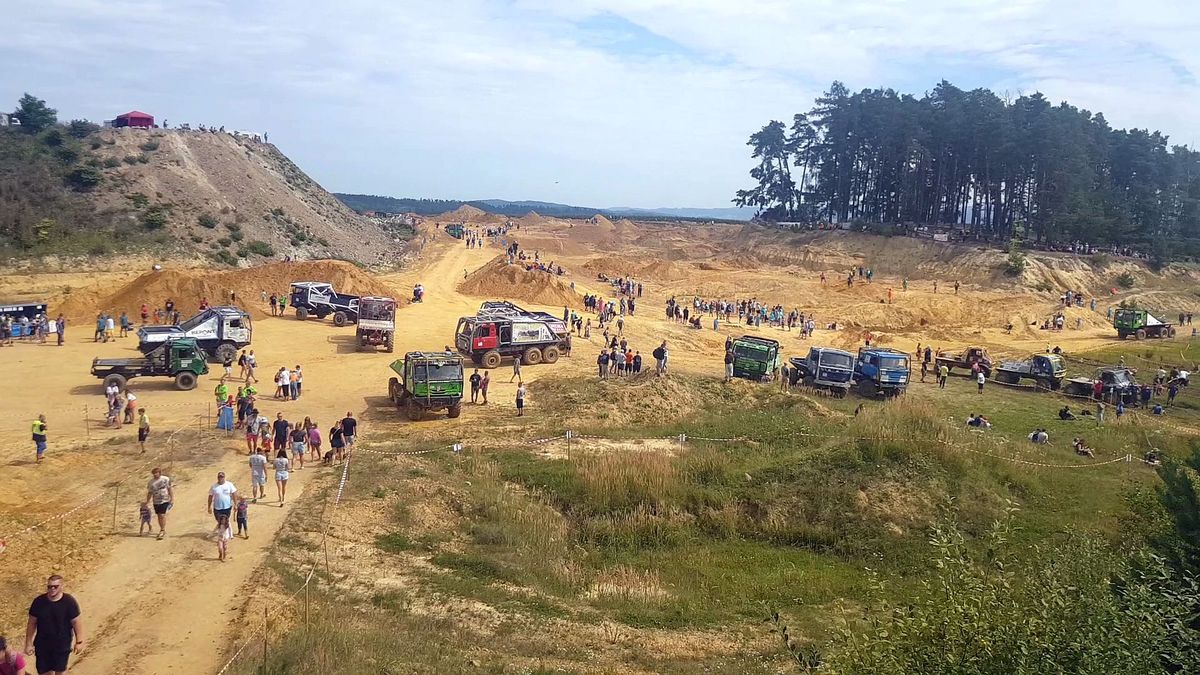 Za smrt tříletého chlapce při závodech v truck trialu platí podmínky, rozhodl Ústavní soud